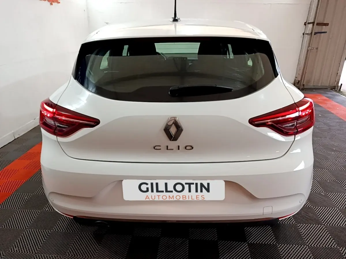 Vue arrière d'une Renault Clio Business Blue dCi 85 blanche, avec feux LED et logo Renault bien visibles.