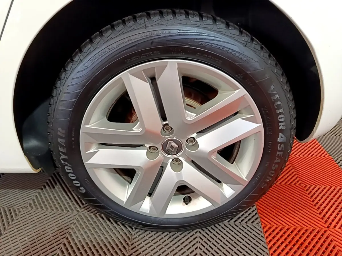 Gros plan sur la roue arrière droite blanche d'une Renault Clio Business Blue dCi 85 de 2020, avec pneu Goodyear visible.