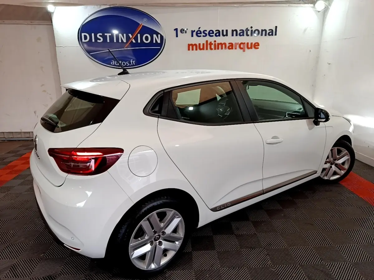 Renault Clio Business Blue dCi 85 blanche vue de trois quarts arrière droit, avec jantes alliage et feux arrière LED.