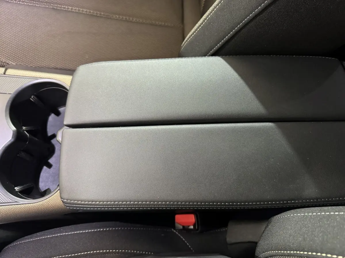 Vue rapprochée de l'accoudoir central en cuir noir avec surpiqûres blanches du DS7 Crossback E-TENSE 2021.