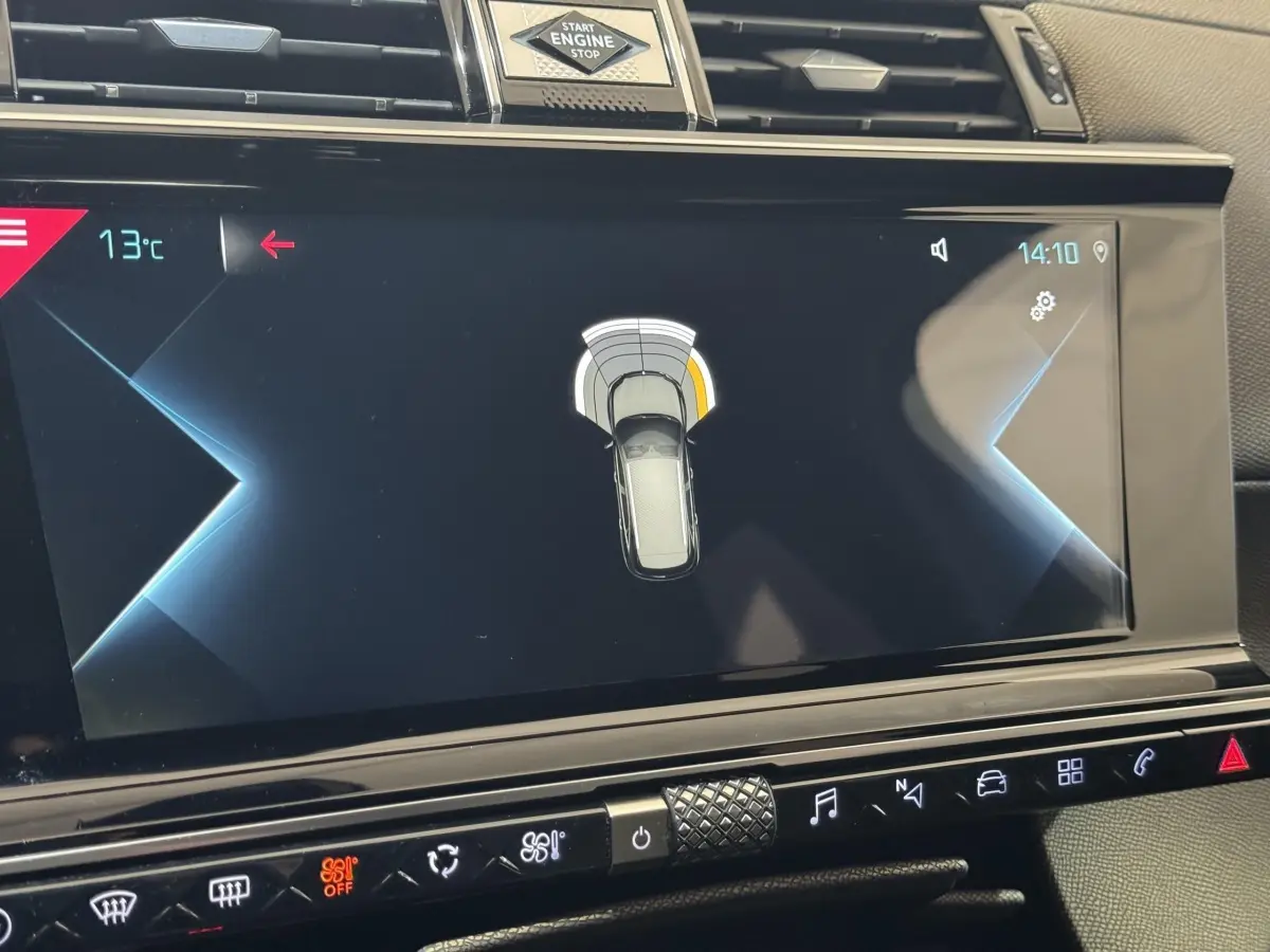 Écran tactile central du DS7 Crossback E-TENSE 225 Bastille+ montrant l'aide au stationnement, intérieur noir.