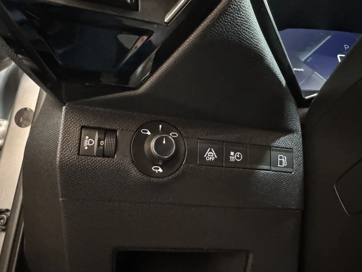 Vue rapprochée du panneau de commandes noir côté gauche du tableau de bord du DS7 Crossback gris foncé 2021.