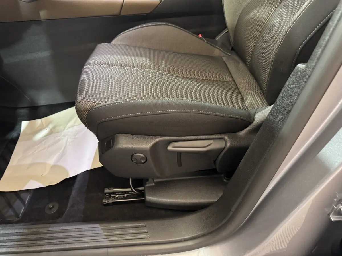 Gros plan sur le siège avant droit gris foncé du DS7 Crossback E-TENSE 225 Bastille+ avec réglages manuels visibles.