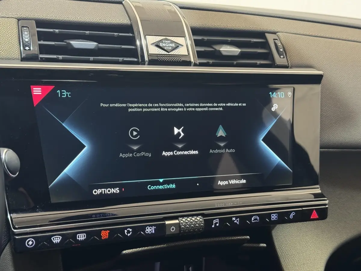 Gros plan sur l’écran tactile central noir du DS7 Crossback gris foncé, affichant Apple CarPlay et Android Auto.