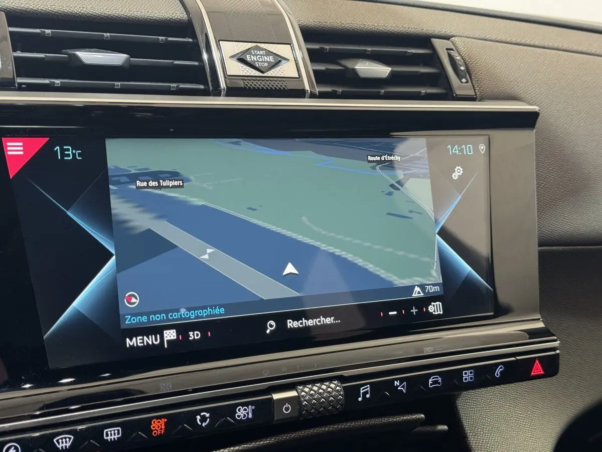 Écran tactile central du tableau de bord du DS7 Crossback gris foncé, affichant la navigation GPS en 3D.