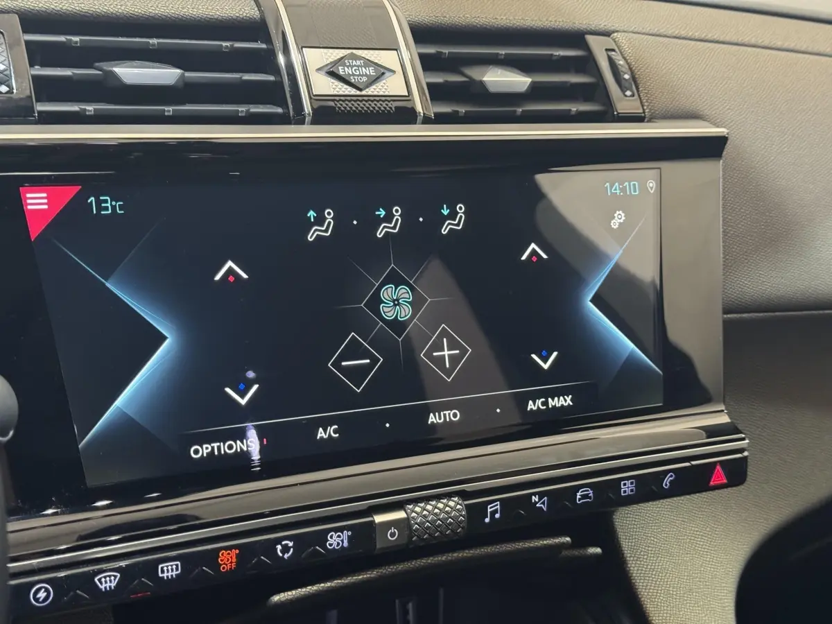 Écran tactile central du tableau de bord du DS7 Crossback E-TENSE 225 gris foncé, avec commandes climatisation affichées.