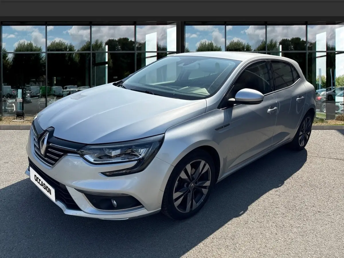 Renault Mégane Intens bleu clair vue 3/4 avant droit, avec jantes alliage et feux LED allumés.