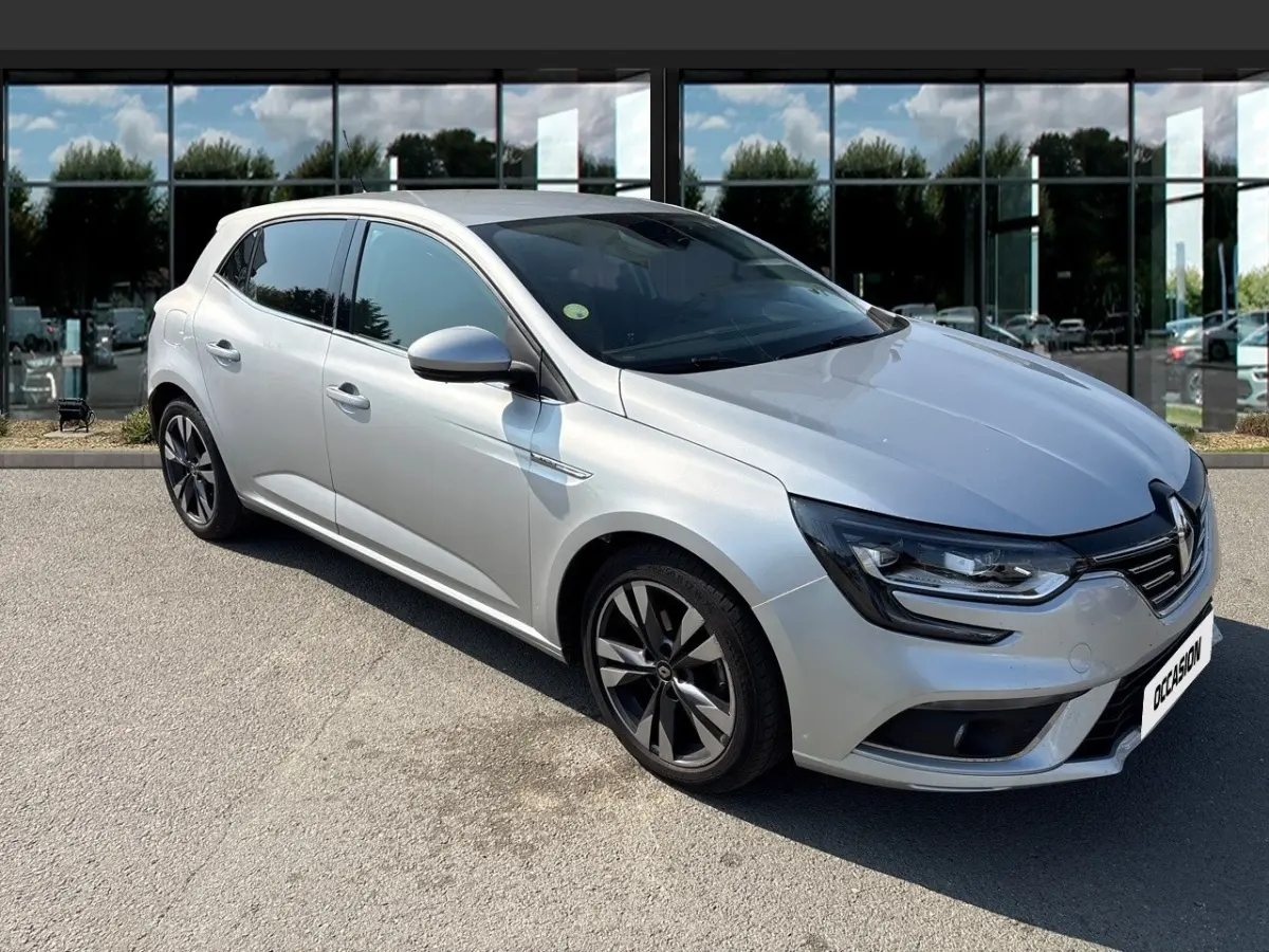 Renault Mégane Intens 2020 gris clair vue 3/4 avant, avec feux LED et jantes alliage noires.