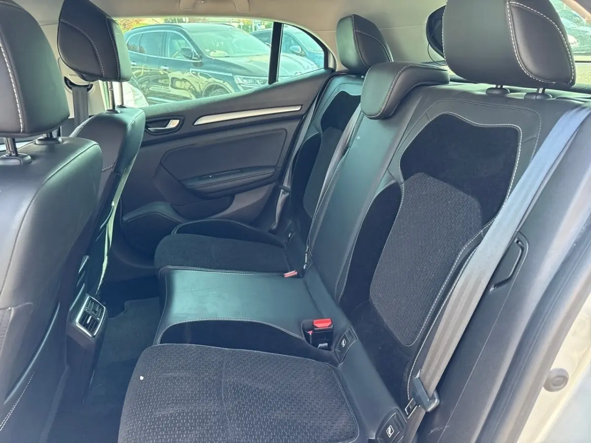 Vue intérieure côté droit des sièges arrière noirs en cuir et tissu de la Renault Mégane Intens 2020.