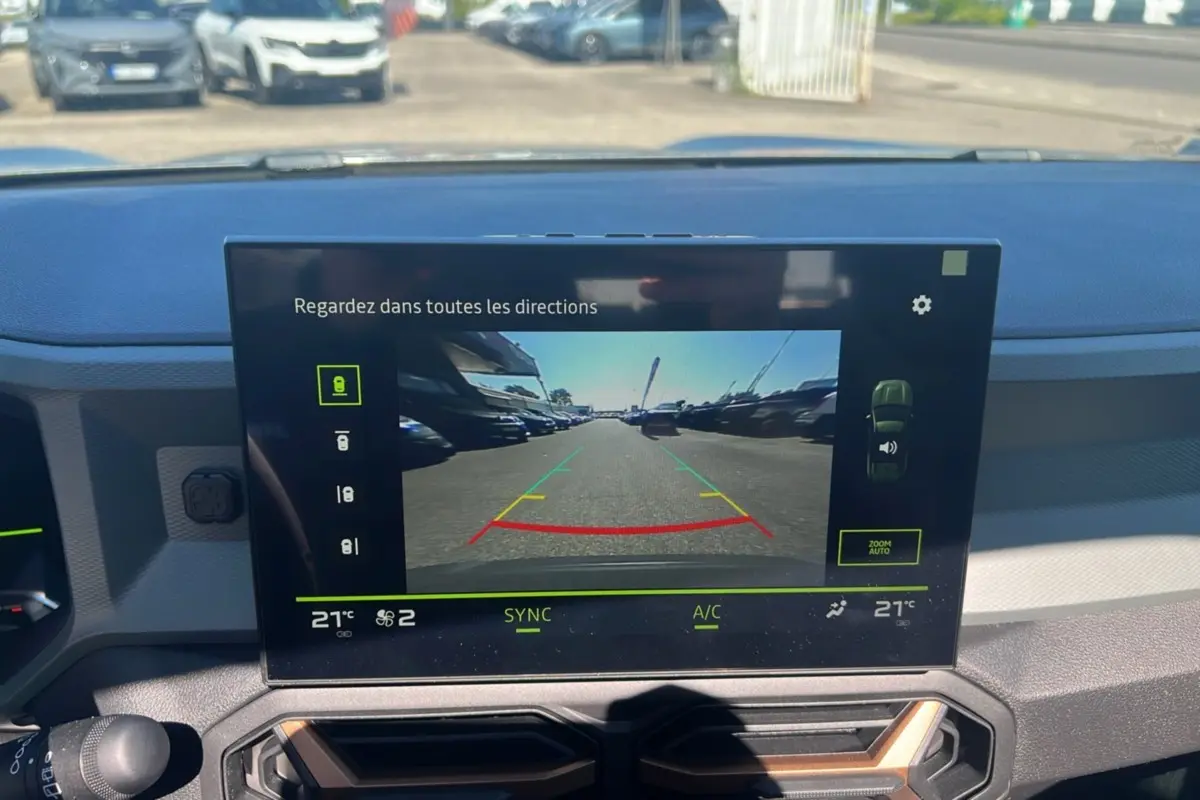 Écran central affichant la caméra multiview du Dacia Bigster Hybrid 155, tableau de bord gris schiste visible.