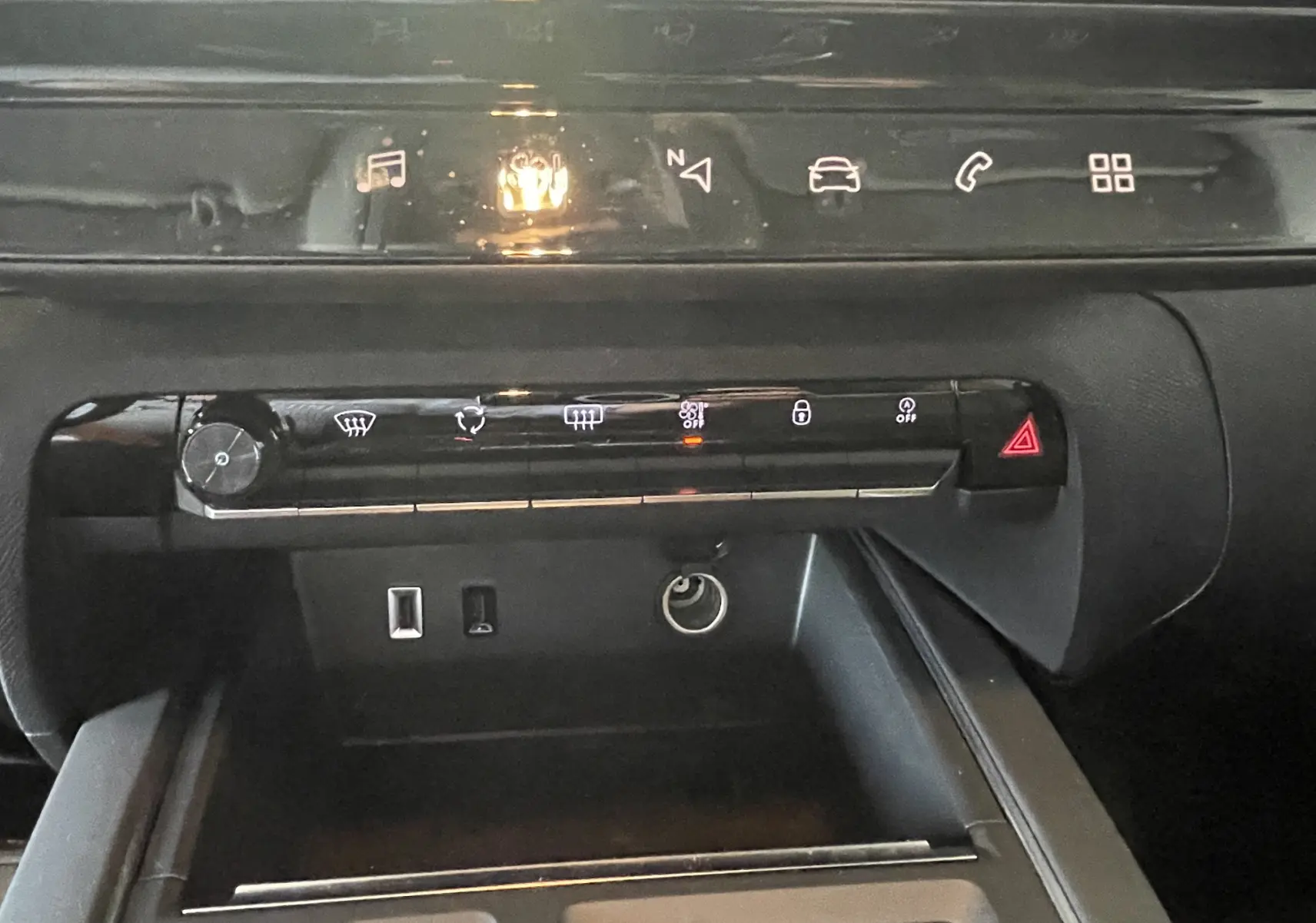 Vue rapprochée de la console centrale noire du Citroën C5 Aircross hybride 2025 avec commandes tactiles et ports USB visibles.