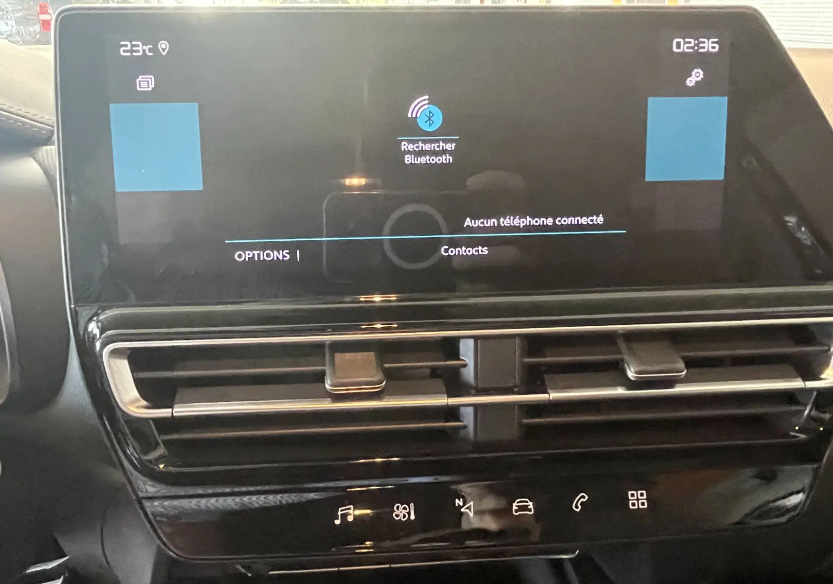 Écran tactile central du tableau de bord du Citroën C5 Aircross hybride 2025, affichant la recherche Bluetooth, avec aérateurs horizontaux noirs.