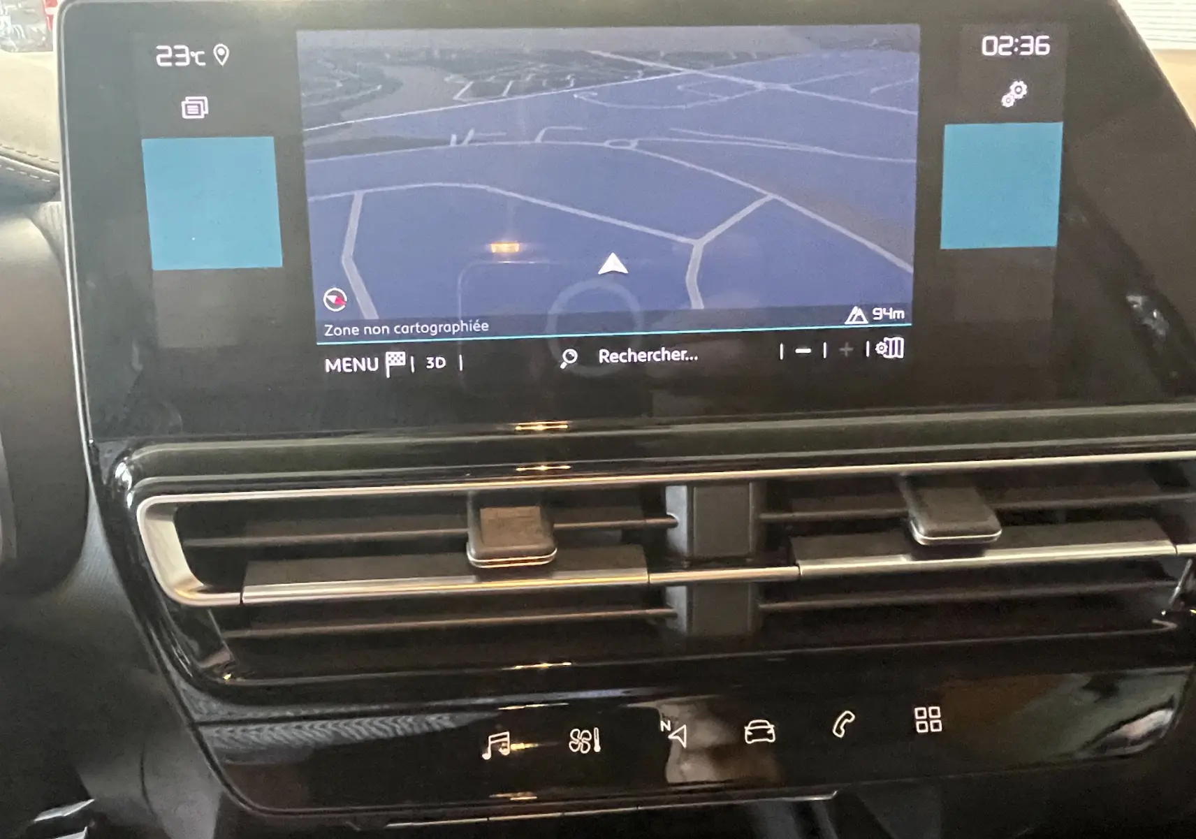 Vue rapprochée de l’écran tactile central du Citroën C5 Aircross hybride 2025, affichant la navigation et les commandes climatisation.