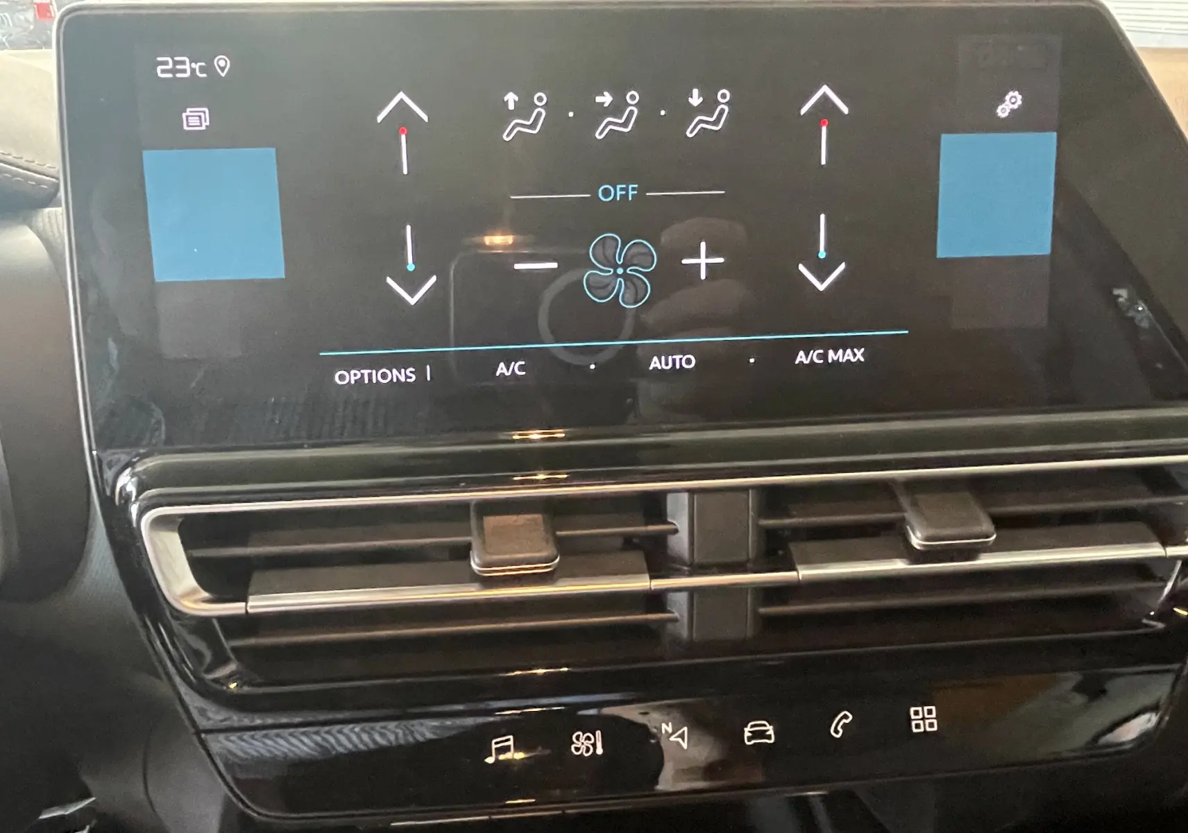 Écran tactile de climatisation du Citroën C5 Aircross hybride 2025, affichant les réglages de ventilation et température.
