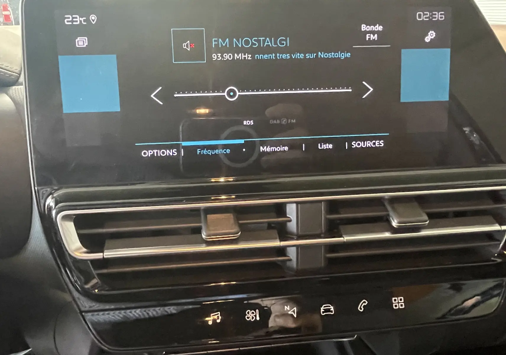 Écran tactile central de la Citroën C5 Aircross hybride 2025 affichant la radio FM Nostalgie, avec commandes climatisation et ventilation en dessous.