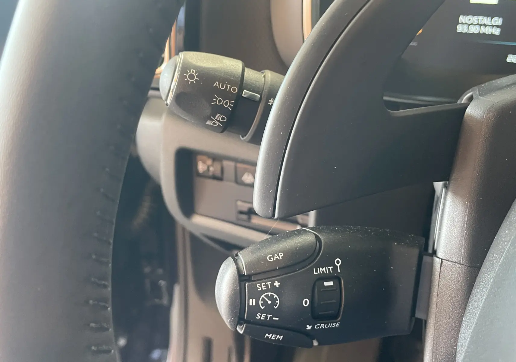 Gros plan sur les commandes au volant du Citroën C5 Aircross hybride 2025, avec palettes et régulateur de vitesse.
