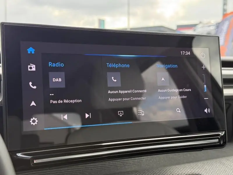 Écran tactile central de la Citroën C3 1.2 Turbo 100ch MAX 2025 affichant radio, téléphone et navigation.