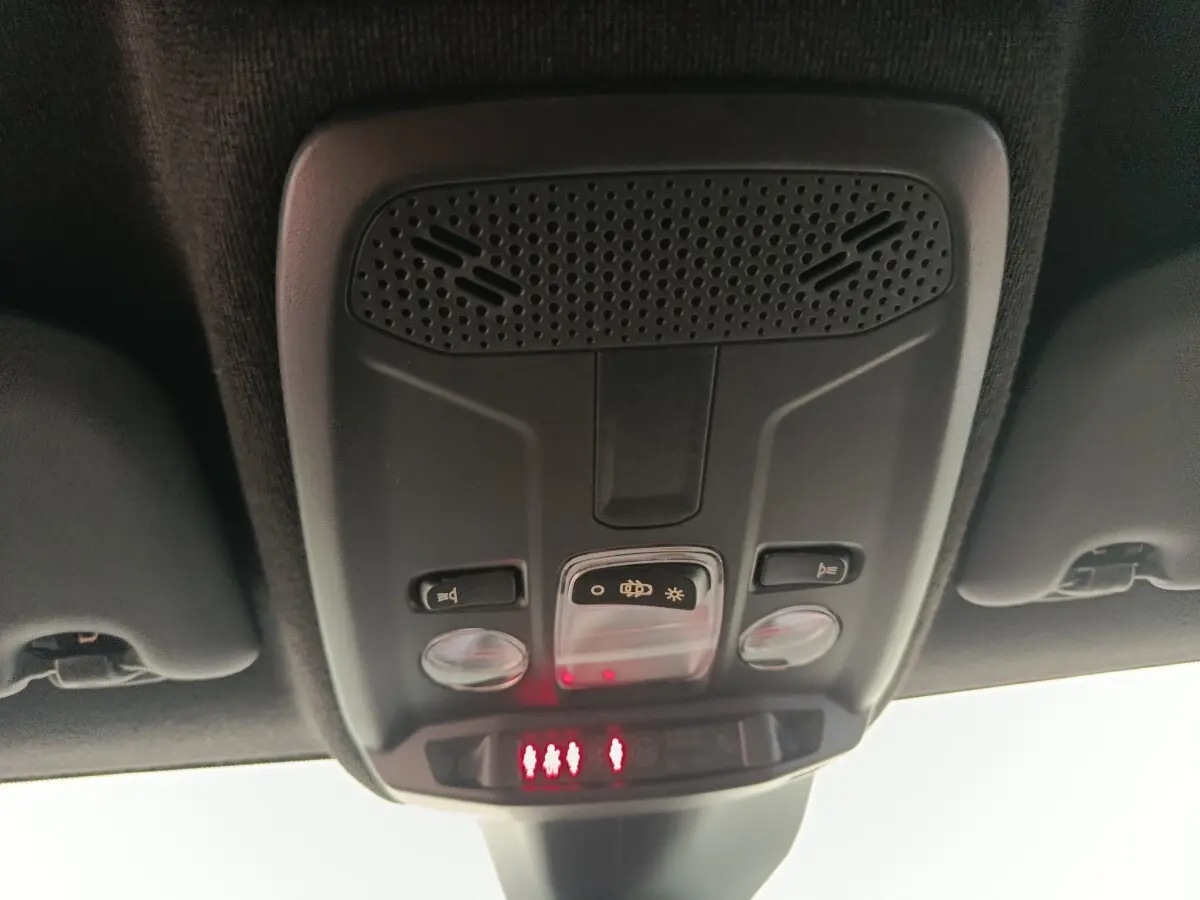 Gros plan sur le plafonnier intérieur noir de l’Opel Corsa 1.2 Turbo 2023 avec commandes d’éclairage et alertes rouges.
