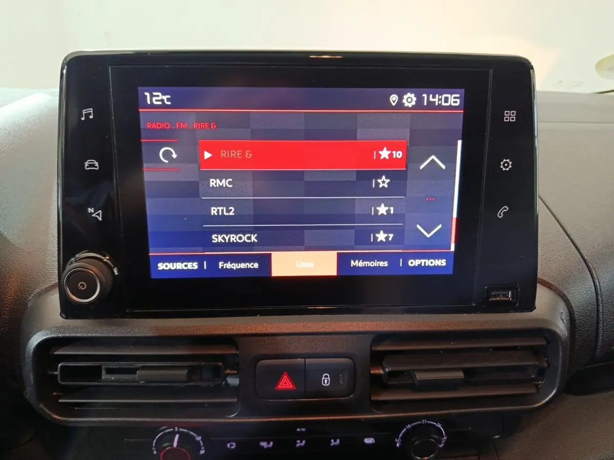 Écran tactile central du tableau de bord du Citroën Berlingo 2021 affichant les stations radio avec commandes autour.