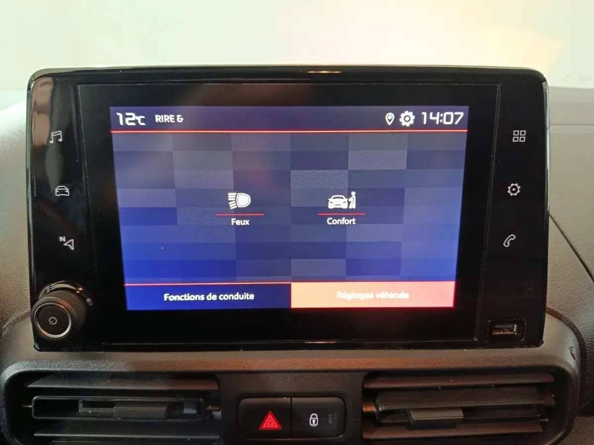 Écran tactile central du tableau de bord du Citroën Berlingo 2021 affichant les réglages de conduite et confort.