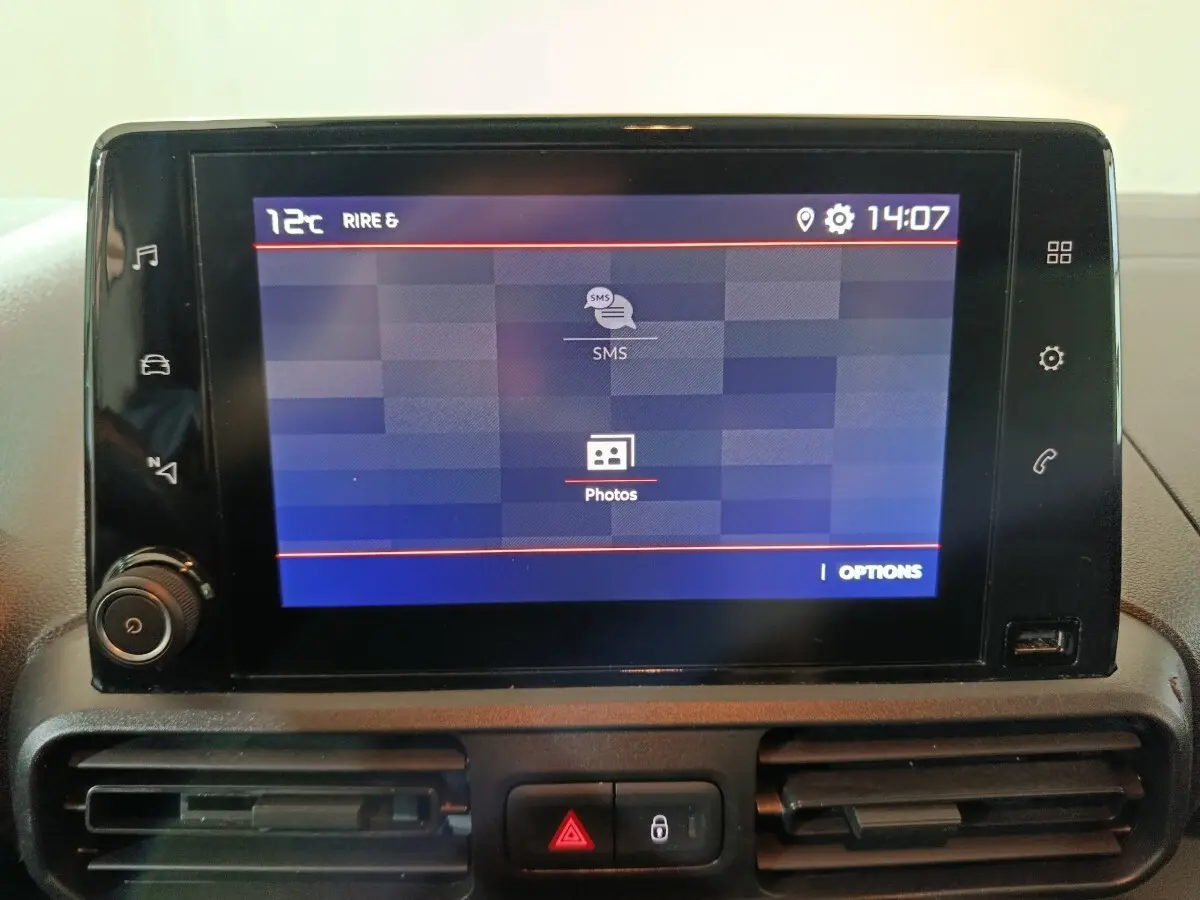 Écran tactile central du tableau de bord du Citroën Berlingo 2021 affichant les options SMS et photos.