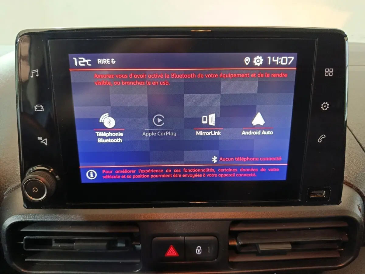 Écran tactile central du Citroën Berlingo blanc 2021 affichant les options Bluetooth et Android Auto.