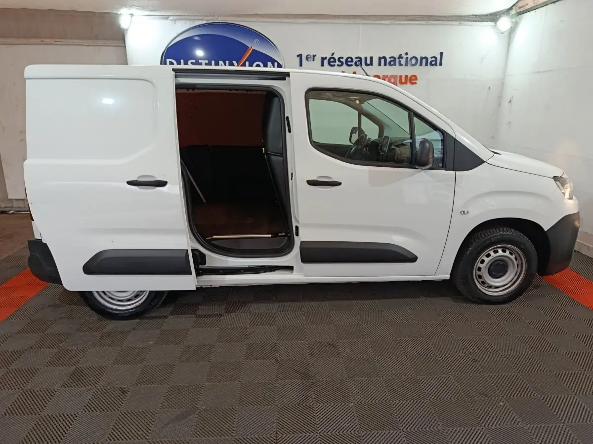 Vue de profil droit d'un Citroën Berlingo blanc 2021 avec porte latérale coulissante ouverte, intérieur de chargement visible.