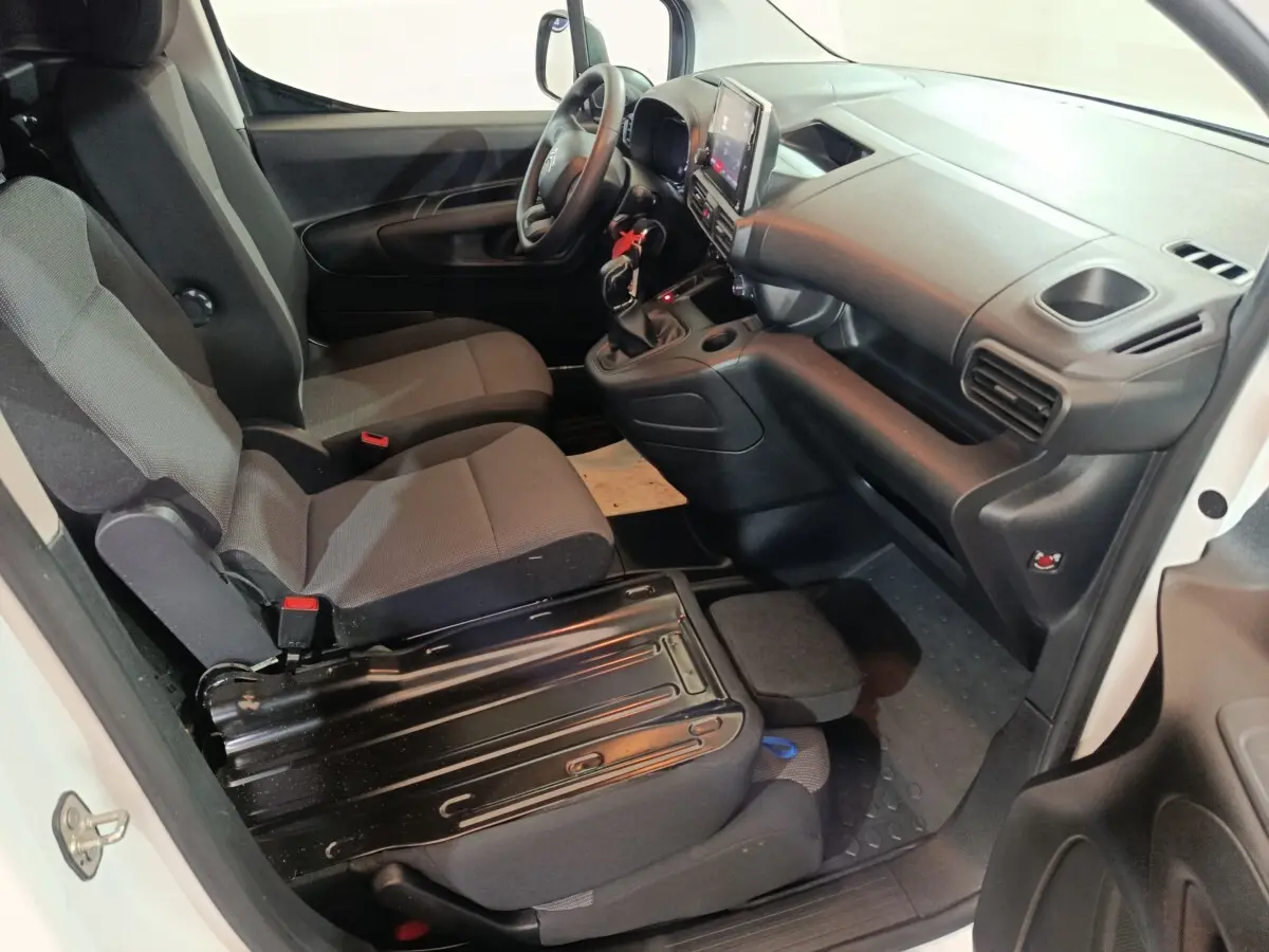 Intérieur avant droit du Citroën Berlingo blanc 2021, montrant sièges, volant et tableau de bord moderne.