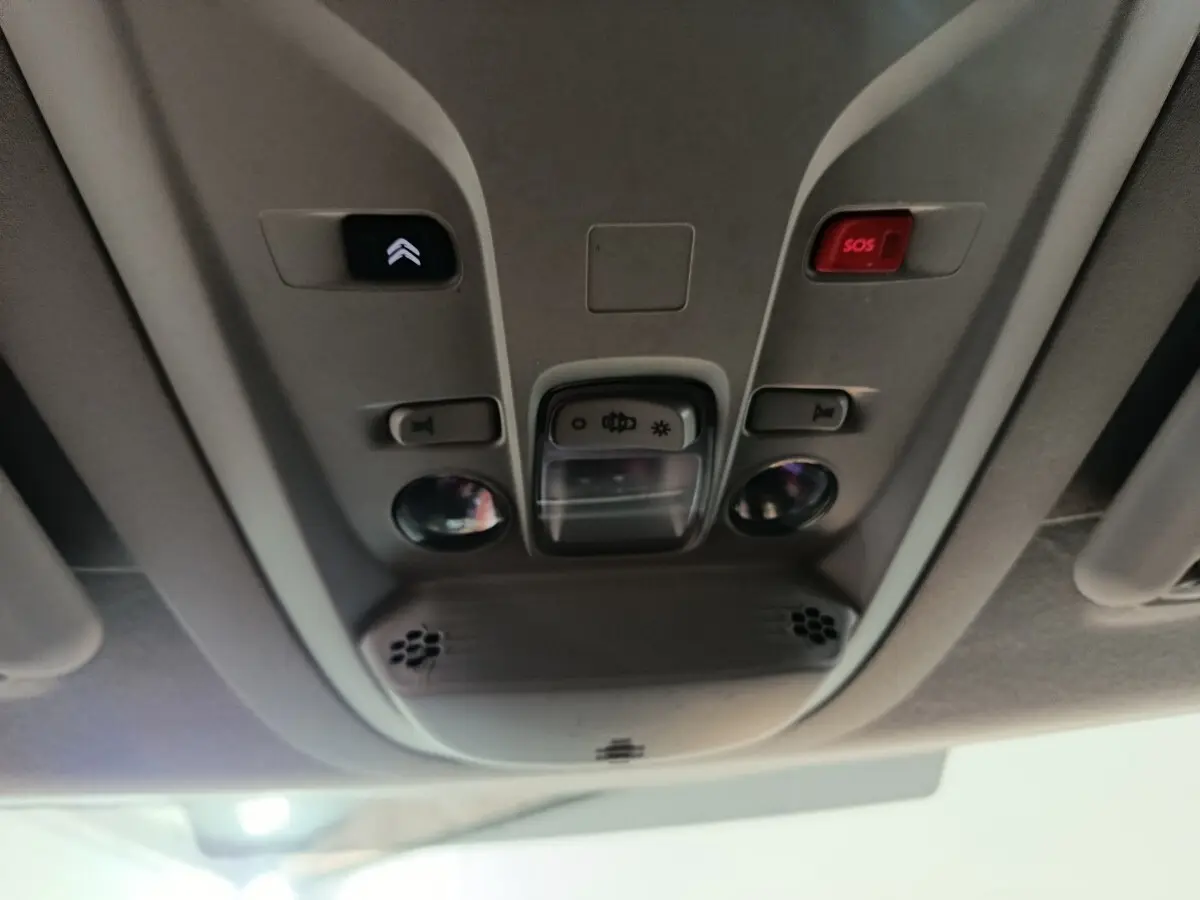 Plafonnier intérieur du Citroën Berlingo blanc 2021 avec boutons SOS et éclairage au centre du toit
