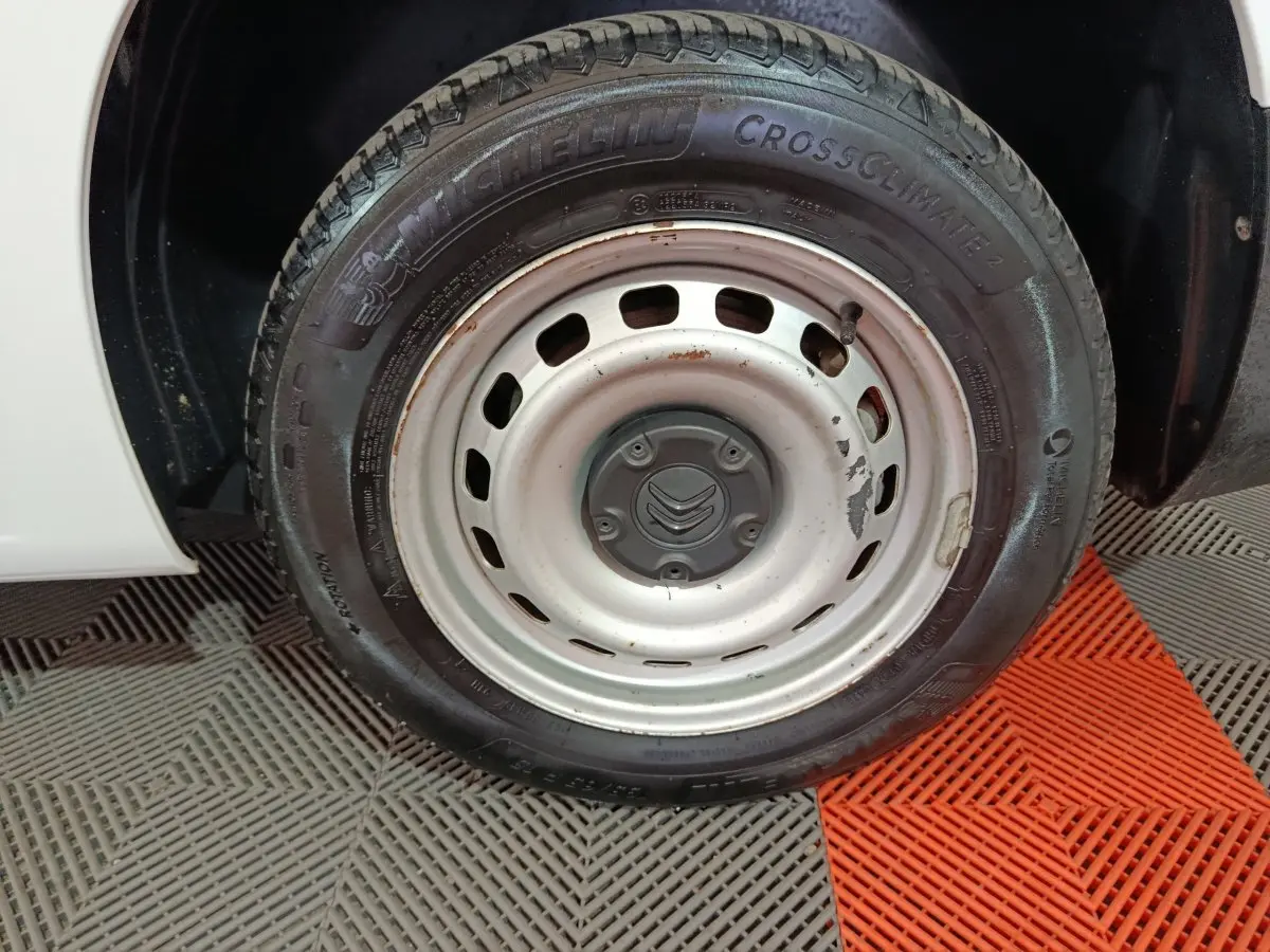 Gros plan sur la roue avant droite blanche du Citroën Berlingo 2021 avec jante acier et pneu Michelin CrossClimate 2.