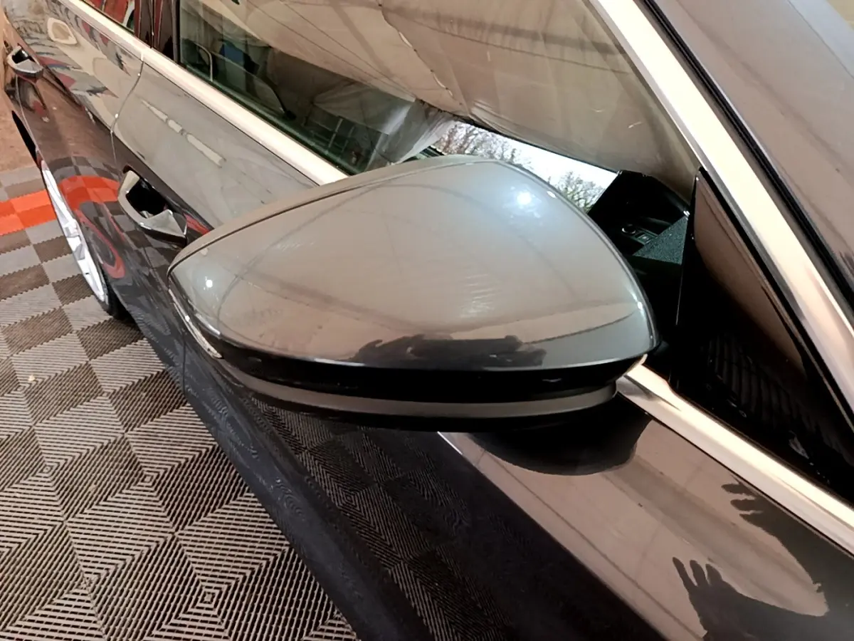 Rétroviseur côté conducteur gris foncé de l'Audi A3 35 TFSI 150 MHEV Business Line, vue rapprochée en angle avant gauche.