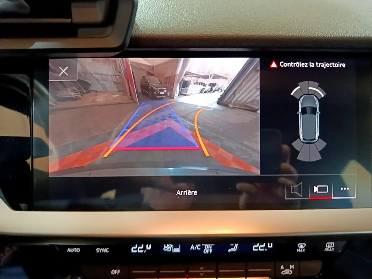 Écran de caméra de recul de l’Audi A3 gris foncé, avec guidage de trajectoire et capteurs de stationnement.