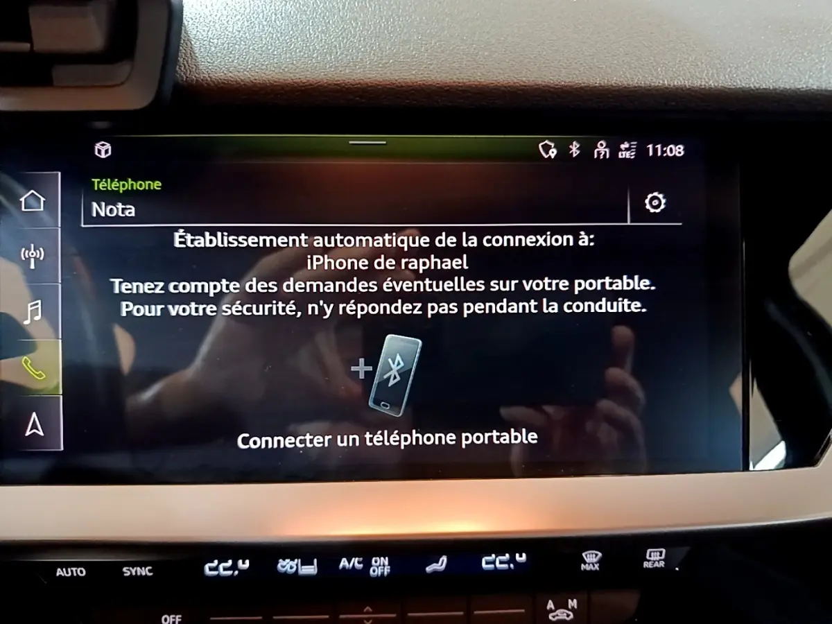 Écran tactile central de l’Audi A3 Business Line 2021 affichant la connexion Bluetooth, vue de face.