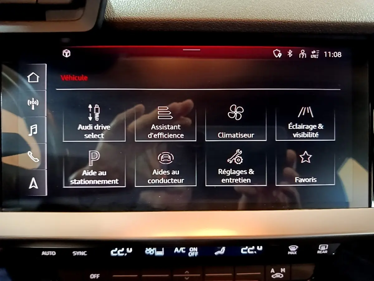 Écran tactile central de l'Audi A3 35 TFSI 2021 affichant les options de véhicule, vue frontale intérieure.