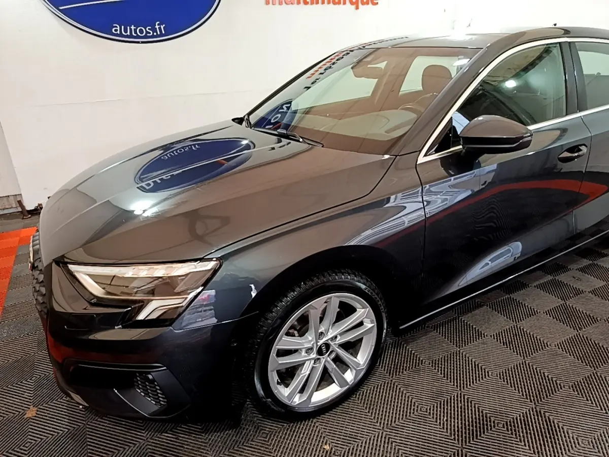 Audi A3 35 TFSI gris foncé vue 3/4 avant droit, mettant en valeur les phares LED et les jantes alliage.