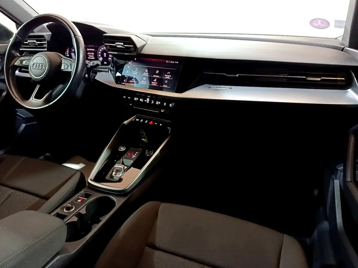Vue intérieure côté conducteur de l’Audi A3 35 TFSI 2021 avec tableau de bord numérique et console centrale moderne noire.