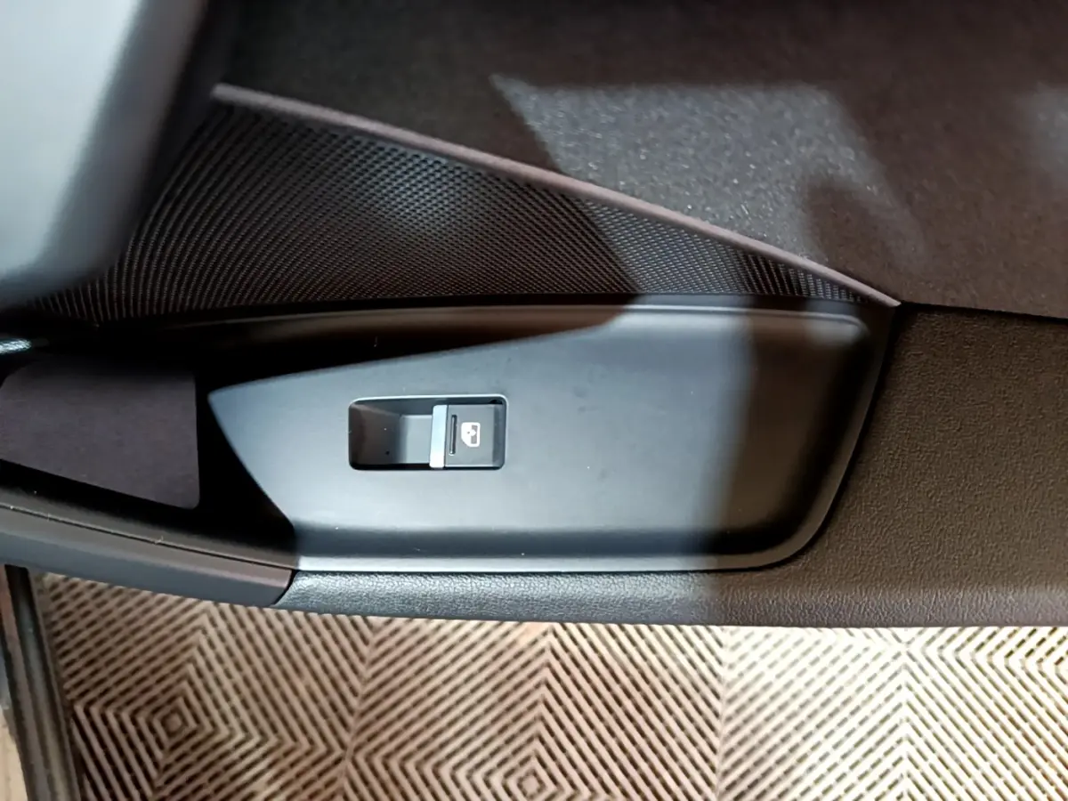 Détail du bouton de verrouillage des portes sur la portière côté conducteur de l'Audi A3 gris foncé 2021.