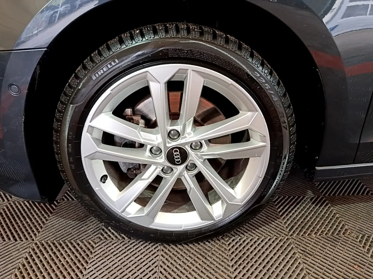 Gros plan sur la roue avant droite gris foncé d'une Audi A3 35 TFSI avec jante alliage et pneu Pirelli.