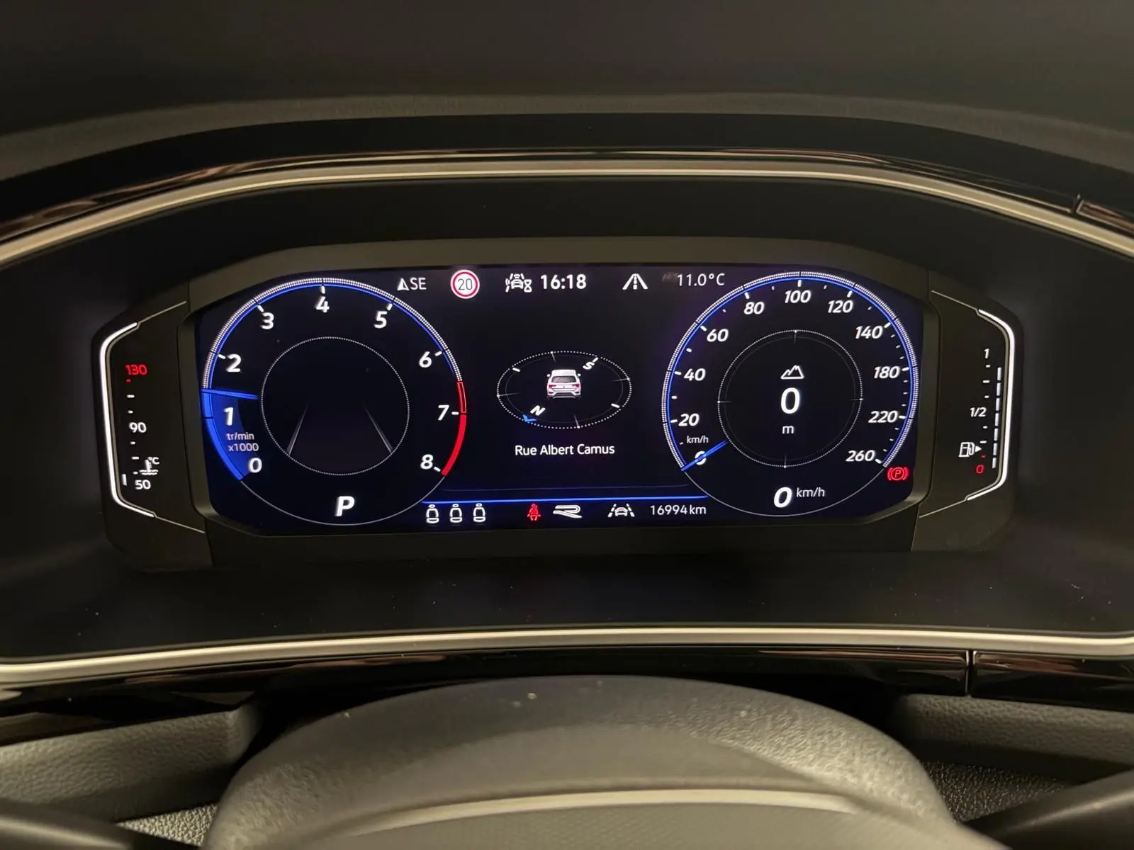 Tableau de bord numérique du Volkswagen T-Roc 2025 affichant la vitesse, le régime moteur et la navigation.