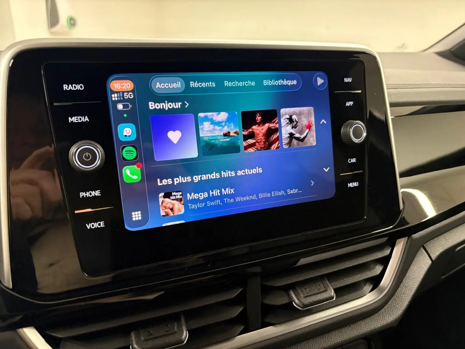 Écran tactile central du Volkswagen T-Roc 2025 affichant l'interface multimédia avec options radio, navigation et applications.