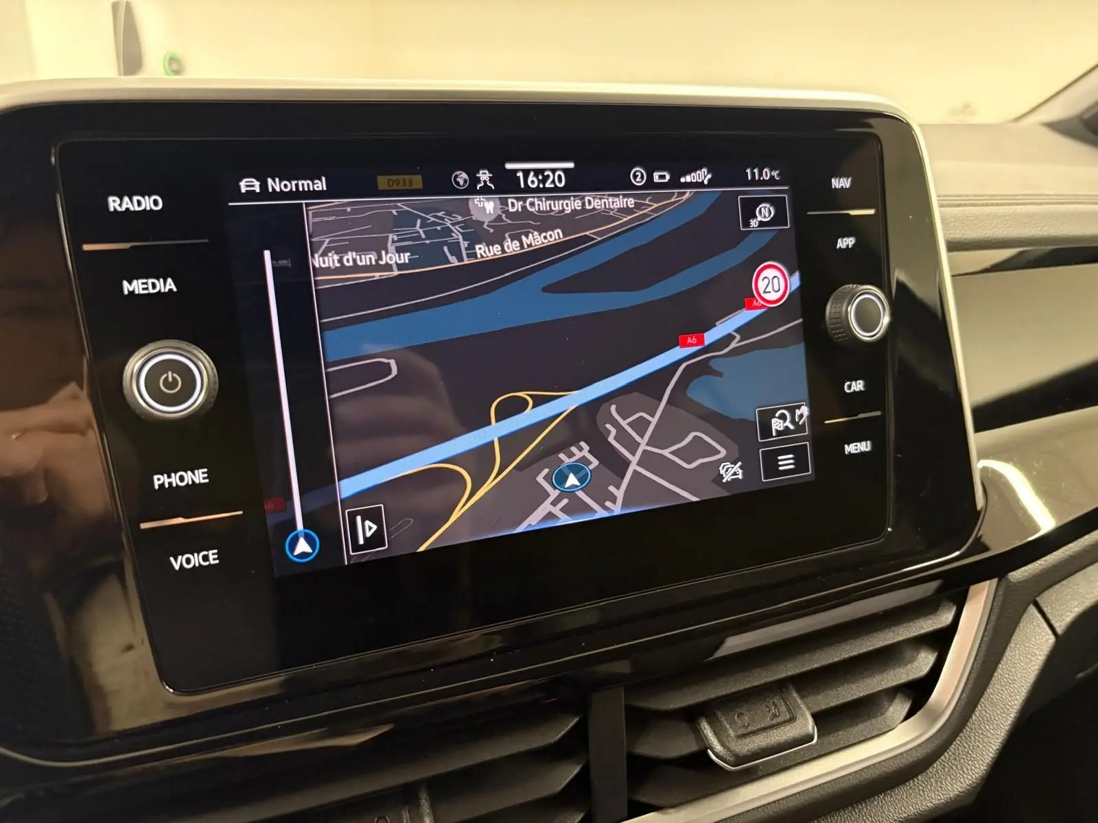Écran tactile central du Volkswagen T-Roc 2025 affichant la navigation avec carte et options multimédia.