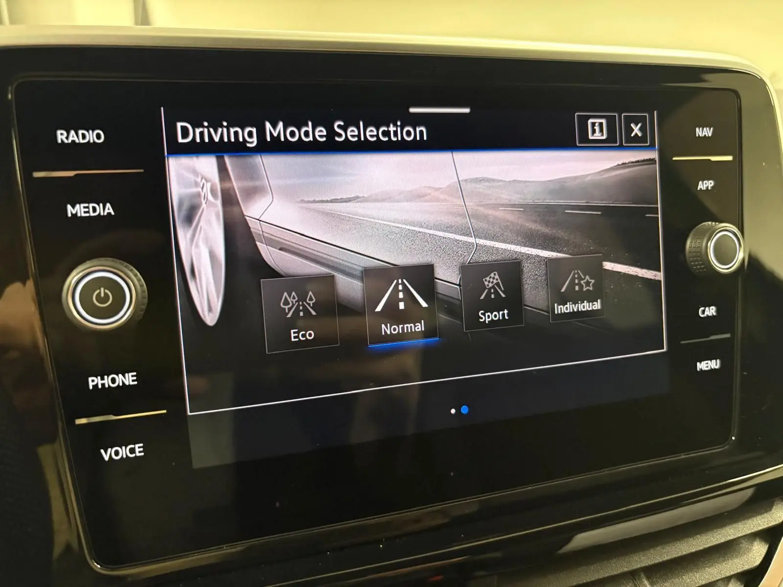 Écran tactile du système multimédia du Volkswagen T-Roc montrant la sélection des modes de conduite.