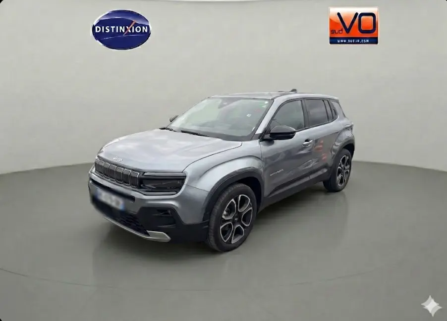 Jeep Avenger gris foncé en 3/4 avant droit, avec jantes alliage 18 pouces et toit ouvrant électrique en verre.