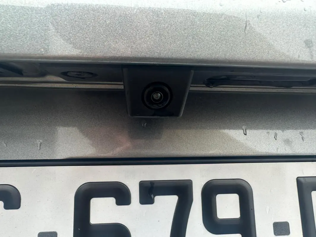 Gros plan sur la caméra de recul grise du Jeep Avenger 2025, située au-dessus de la plaque d'immatriculation.