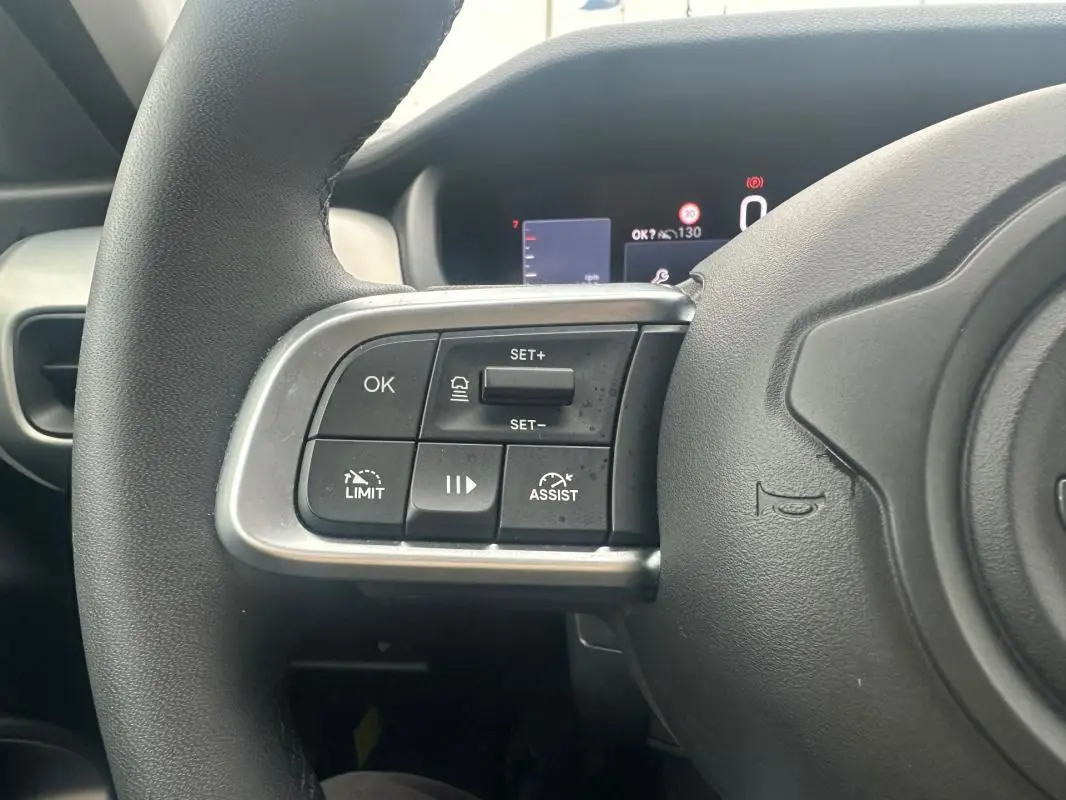 Gros plan sur la partie gauche du volant cuir du Jeep Avenger 2025, avec commandes de régulateur et limiteur de vitesse.