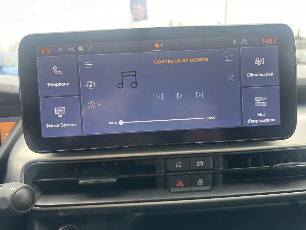 Écran tactile central du Jeep Avenger 2025 affichant le menu multimédia et climatisation, intérieur noir.