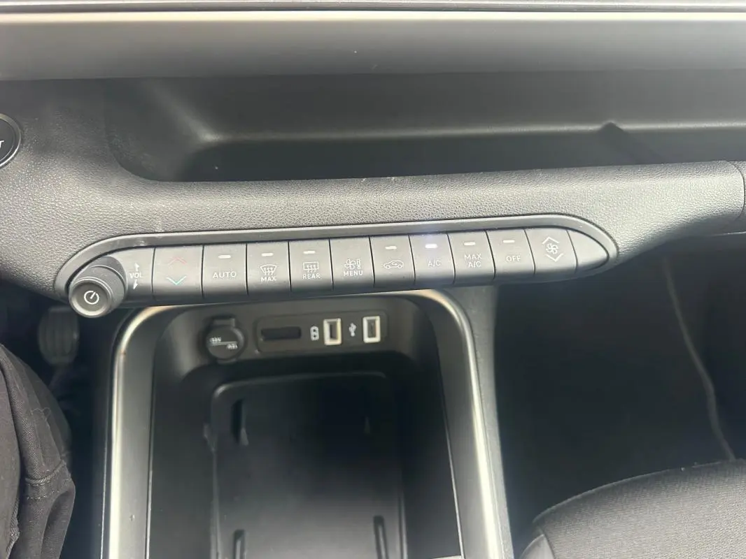 Vue rapprochée de la console centrale du Jeep Avenger 2025, montrant les commandes climatisation et ports USB.