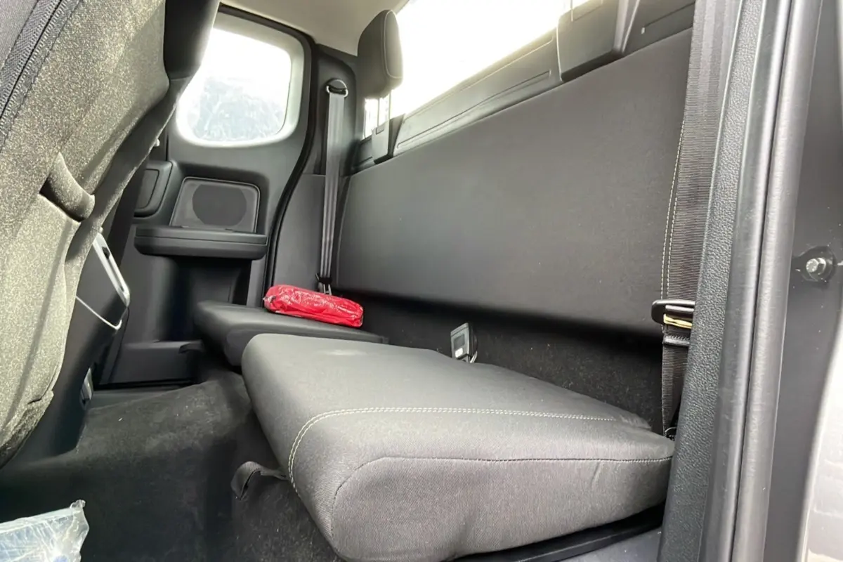 Banquette arrière côté droit du Ford Ranger gris carbone 2026, avec ceinture de sécurité et trousse de secours rouge.