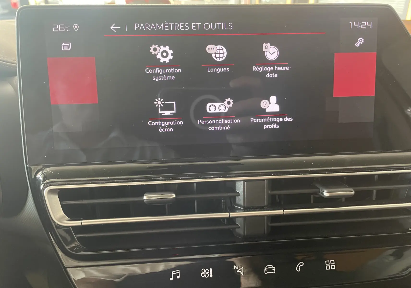 Écran tactile central du tableau de bord du Citroën C5 Aircross hybride 2025 affichant le menu Paramètres et outils.