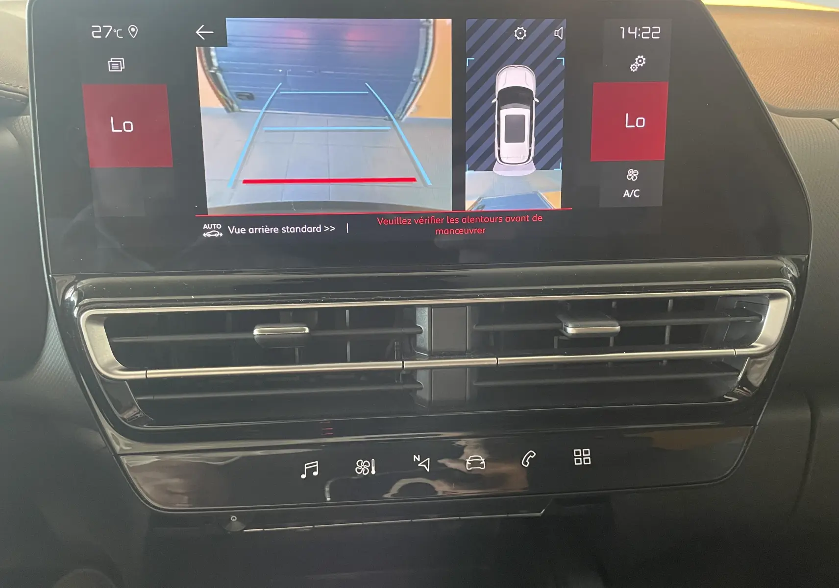 Écran tactile central du Citroën C5 Aircross hybride 2025 montrant la caméra de recul et l'affichage de la climatisation.